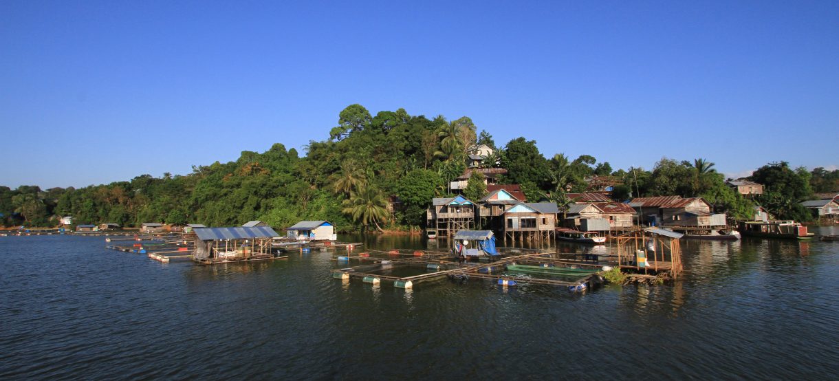 Rumah Panggung Tebing Danau